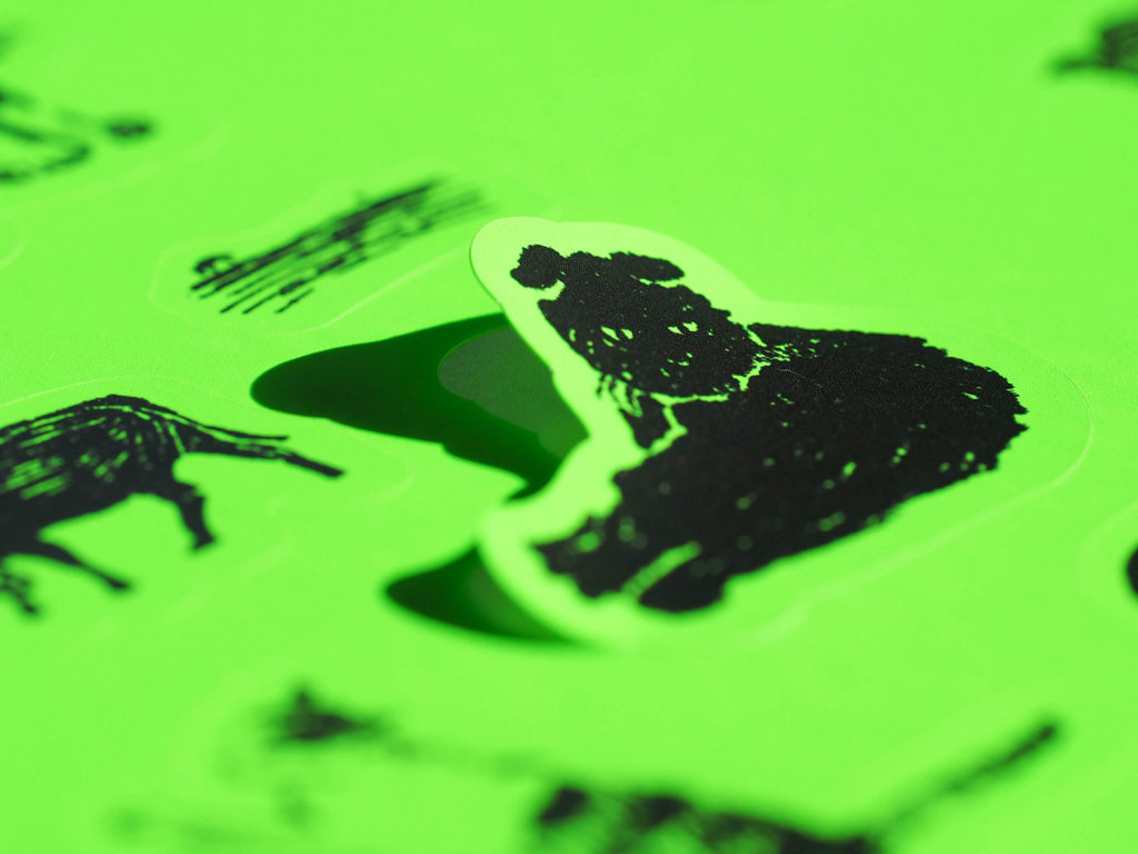 写真：蛍光グリーンの黒猫シール